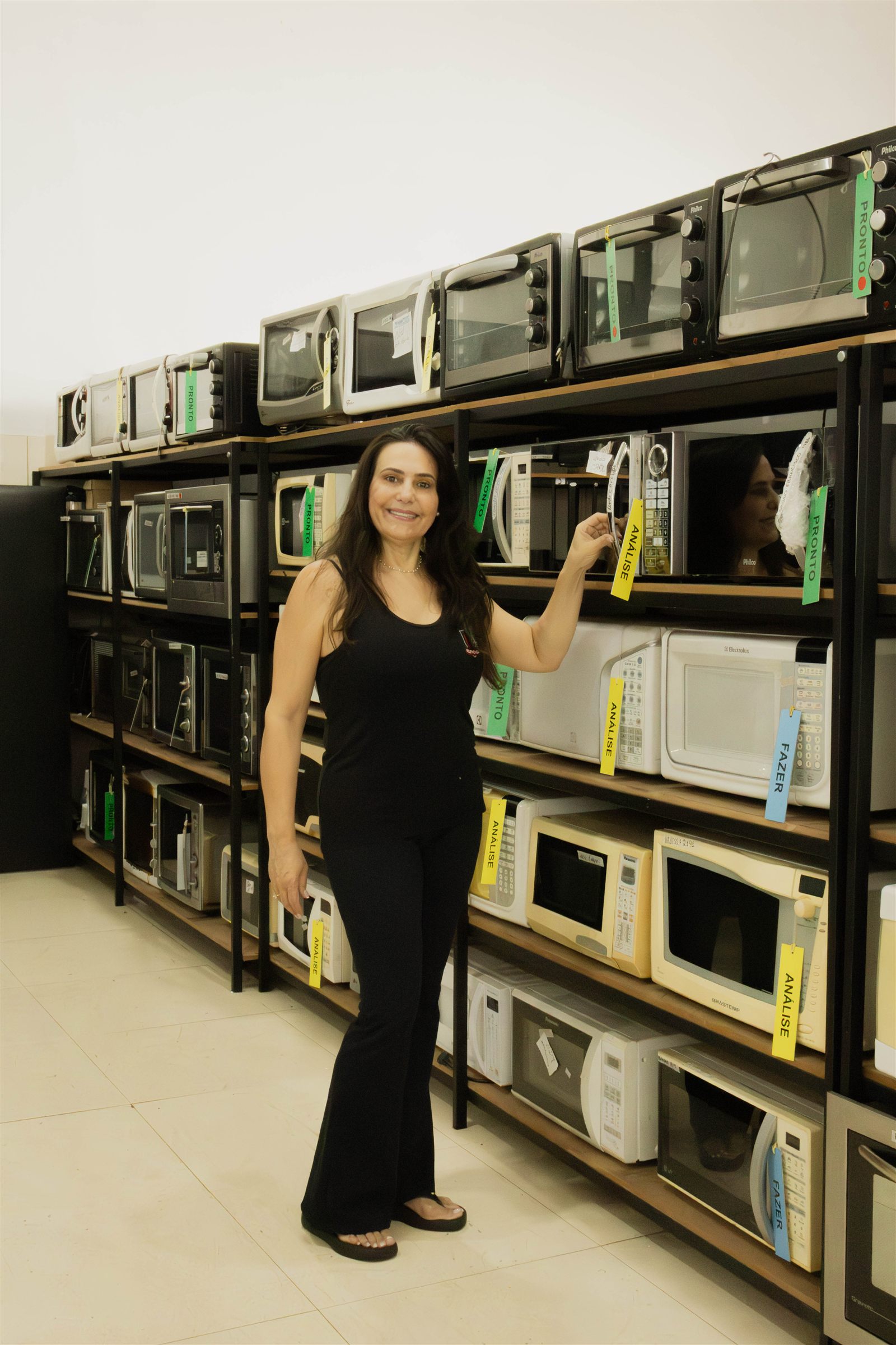 Prateleira de aparelhos em análise na oficina