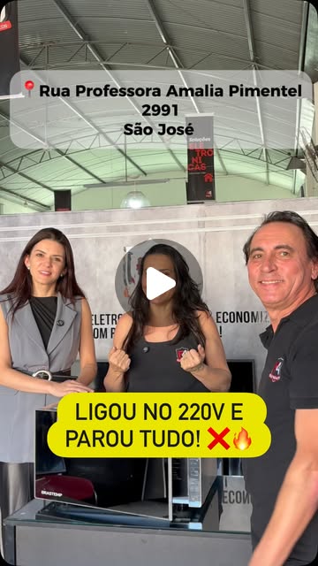 Equipe da F4 Eletrônicos com o microondas que parou depois de ser ligado no 220V